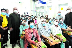 同塔省貧困農民手術後獲贈送禮物。