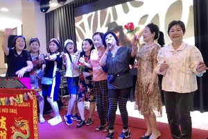 歌友們開開心心地高歌娛樂。