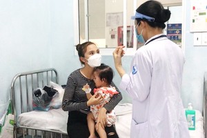 手足口病患兒在第一兒童醫院接受治療。