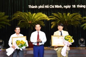 市委書記阮文年向年輕人出版社一成員有限責任公司代表和綠宇宙股份 公司經理黃俊英頒發政府總理授予的獎狀。