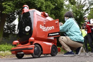 裝載著商品的自動送貨機器人。