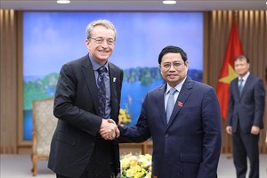 政府總理范明政與英特爾首席 執行官帕特‧基爾辛格交談。