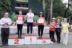 郡高齡人會主任朱杞文(左一)向獲獎者頒獎。