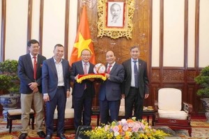 朴恆緒教練和梅德鐘教練向 國家主席贈送簽名球。