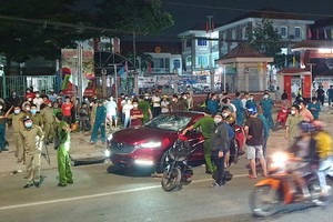 汽車被過激者砸破的現場。