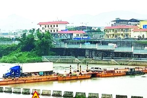 越中邊境口岸臨時浮橋恢復通關