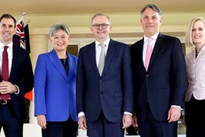 澳大利亞新總理與4位臨時部長合影（資料圖）