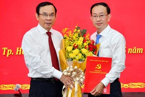 市委書記阮文年向阮國泰同志頒授委任《決定》。