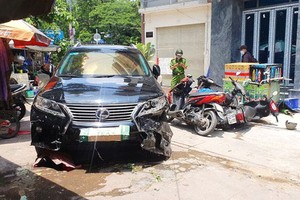 豪車連撞 7 輛摩托車