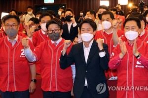 6月1日，在首爾汝矣島國會圖書館，國民力量黨員們在看到出口民調結果後歡呼慶祝。 韓聯社/國會攝影記者團