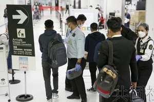 6月1日上午，抵達成田機場的旅客前往檢疫檢測區。（共同社）