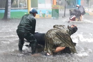 本市強降雨致多條街水淹