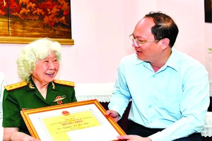 市委副書記阮胡海向阮氏安草大娘祝壽。