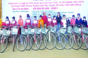 溫陵會館送禮物給林同省貧困子弟