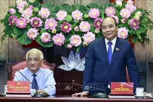 國家主席阮春福與越南歷史科學協會代表團會晤。