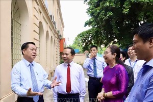 中央宣教部長阮仲義與 市國立大學校委交談。