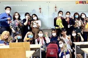 文朗大學外語系中國語言專業師生拿著 自己縫製的粽子香囊合照留念。