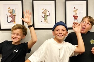 多位好友到場支持比瑟舒特（中）。