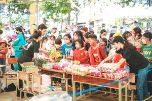 “背包客連結”慈善組的成員給德農省達克隆縣達拉芒鄉的孩子們 贈送禮物並組織娛樂活動。