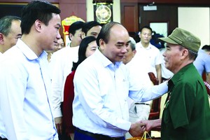 國家主席阮春福向高齡人代表贈送禮物。