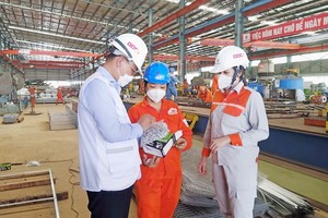 大勇公司黨支部黨員到廠房問候工人。