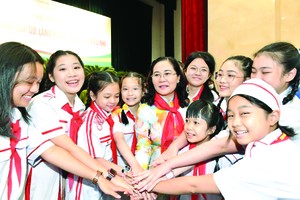 市人民議會主席阮氏麗與兒童合影。