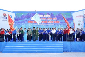 各代表接過旗幟正式出發開展暑期志願活動。