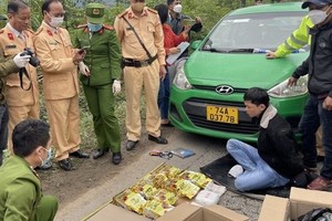 職能力量在廣治省四十九號國道上圍堵逮捕 販毒者。