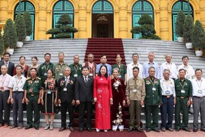 德農省對革命有功者代表團。