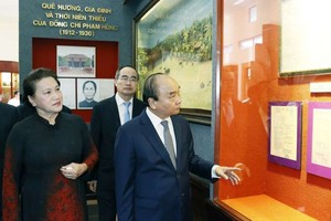 國家主席阮春福與各位原領導參觀范雄同志 珍貴圖片資料展。
