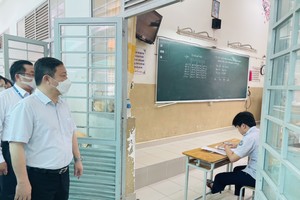 市人委會副主席楊英德檢查考試組織工作。