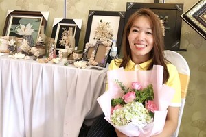 陳氏玉孝與她的“貝殼花”作品。