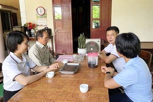 丁世鋒（左二）每月通過銀行賬戶領取退休金。