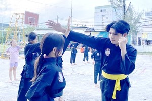 少兒在第十二郡兒童宮參加練武、學習 脫險技能。