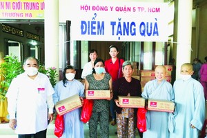 出家人及貧病者獲派發藥品及方便麵。