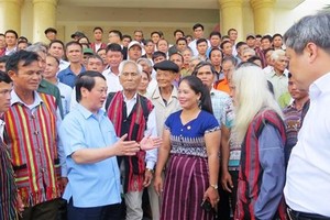 向德高望重少數民族同胞送禮物