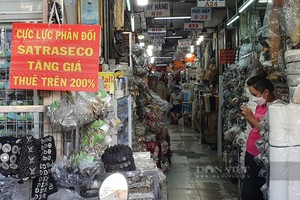 商販們掛標語表示不同意主管單位的決定。