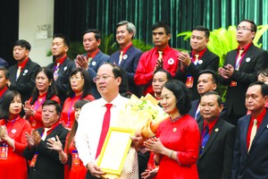 市委副書記阮胡海榮任榮譽主席職位。