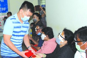 為 110 名清寒者免費切除白內障