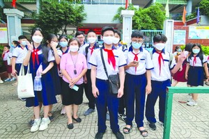 文朗學校華文班老師在考場等候學生考完試出來。