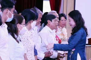 國家副主席武氏映春向模範長者頒發﹁學無止境﹂證書。