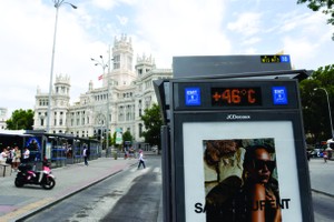 　　6月18日，西班牙馬德里西貝萊斯宮附近一處公交站顯示即時氣溫達46攝氏度。