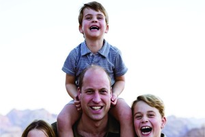 威廉王子與３子女發佈溫馨合照