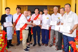 永安宮永遠榮譽會長羅志榮向熱心人士贈送感謝牌。