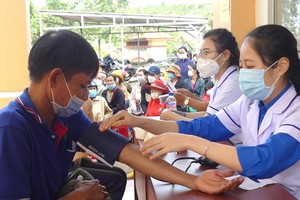 市腫瘤醫院醫生為達農省綏德縣達布索鄉民眾診治病。