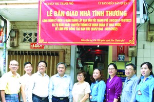 市人委會委員、市民族處主任黃文鴻玉 (右六)與各華人會館代表移交溫情屋。