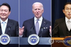 資料圖片：左起依次為韓國總統尹錫悅、美國總統拜登、日本首相岸田文雄。 韓聯社