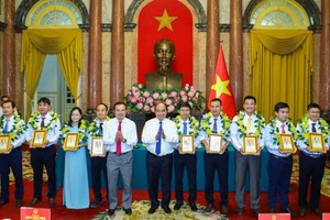 國家主席阮春福向油氣部門勞模贈送紀念品。