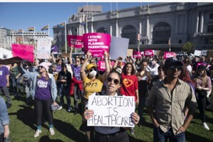 墮胎權支持者在美國加利福尼亞州舊金山市政廳前參加 抗議活動。