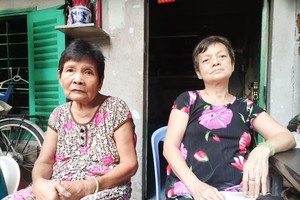 梁妹與區氏鳳在自家門口。